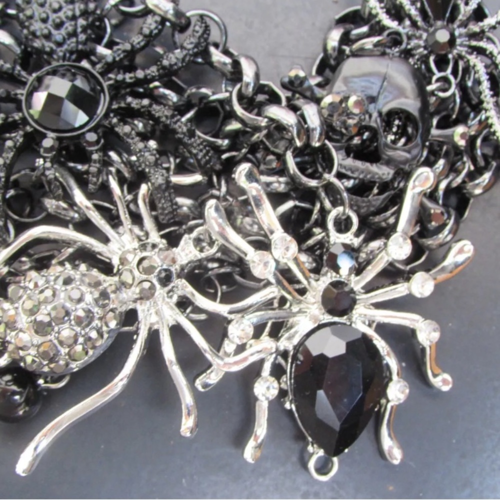 NWT ⚜️🖤⚜️ Natasha Spider and Skull Rhinestone Statement Necklace - Picture 14 of 15